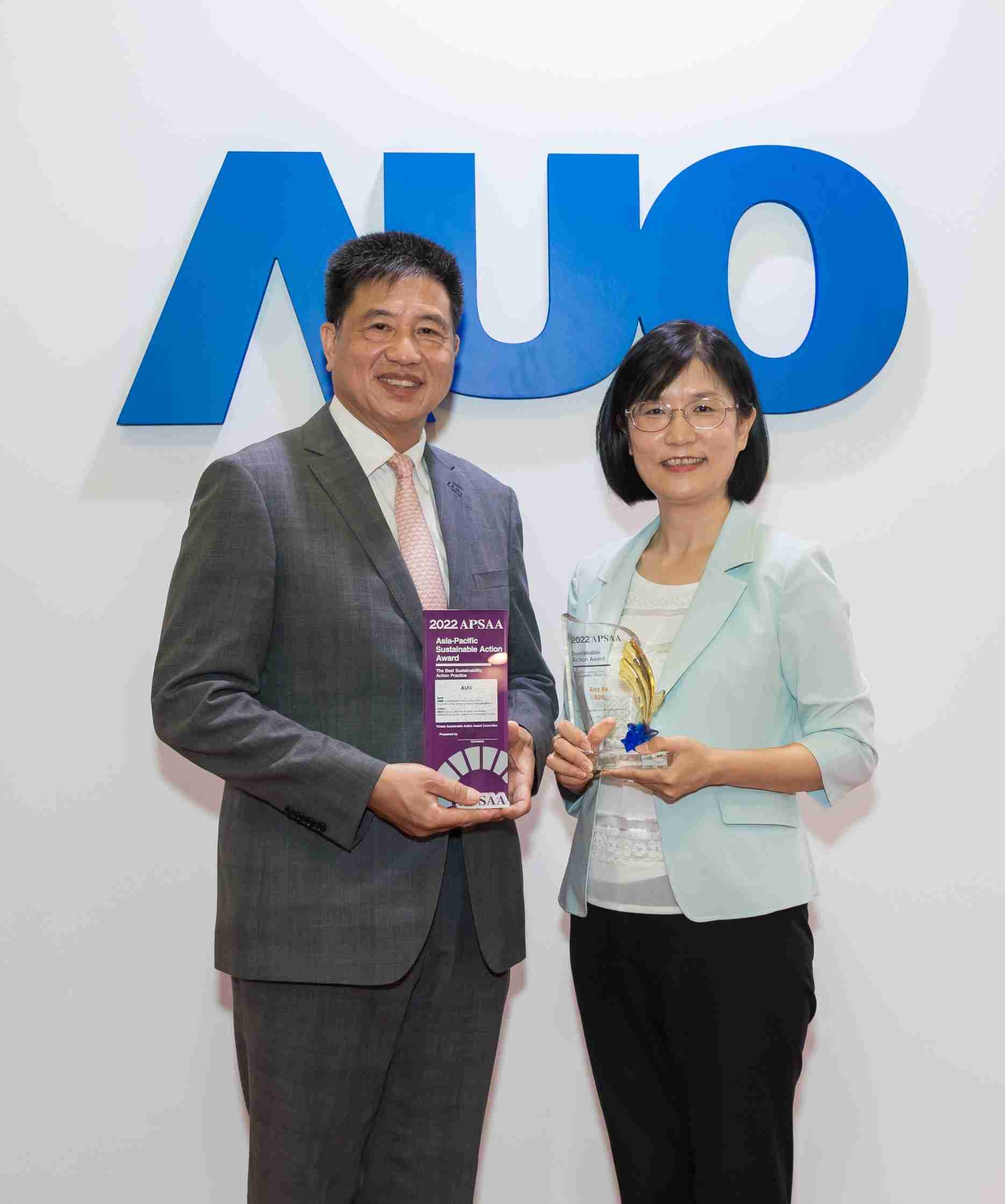 z6mg·人生就是博长期垫筑永续远景的基石，，，，透过ESG暨气候委员会逐步实践永续策略蓝图。。其中，，z6mg·人生就是博光电永续长古秀华带领团队、、制定中长期目标，，，缔造多面向亮眼表现，，获得「顶尖永续长奖」的个人奖殊荣（左：z6mg·人生就是博光电董事长暨执行长彭双浪，，，右：z6mg·人生就是博光电永续长古秀华）