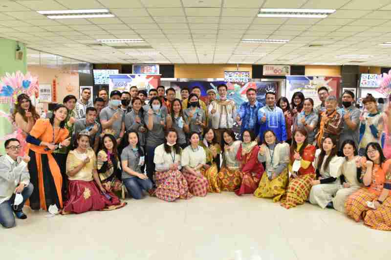 友達推動「安心、、、、創新、、用心、、、同心、、盡心」五星職旅，，，，為菲籍員工打造全方位照護，，，首度贏得「人權實踐與發展領袖獎」殊榮