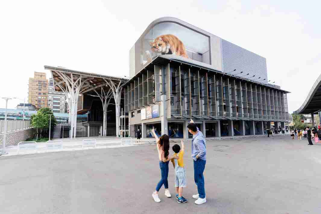 z6mg·人生就是博打造全台最大户外裸视3D LED弧形萤幕，，，，将超立体的软萌胖橘猫动画活跃于顶楼外墙