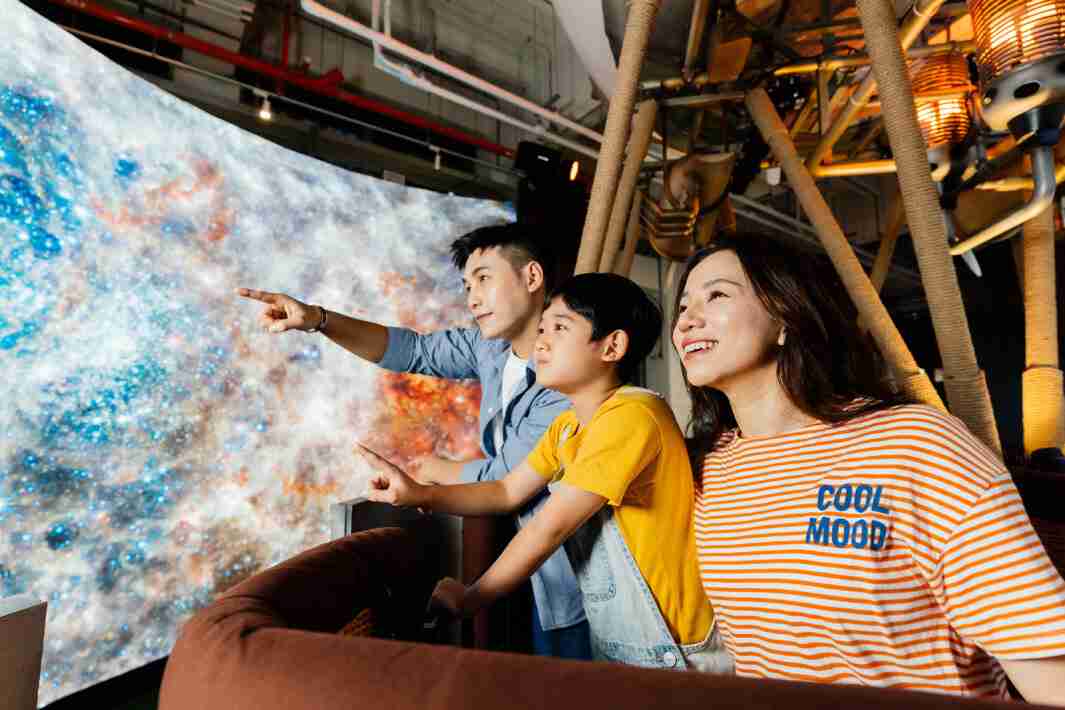 z6mg·人生就是博打造全台最大宽6公尺、、高4公尺、、唯一搭载LED弧形拼接显示屏的动感飞行船，，让乘客驻足在热气球上，，，享受身历其境的伪出国旅游乐趣