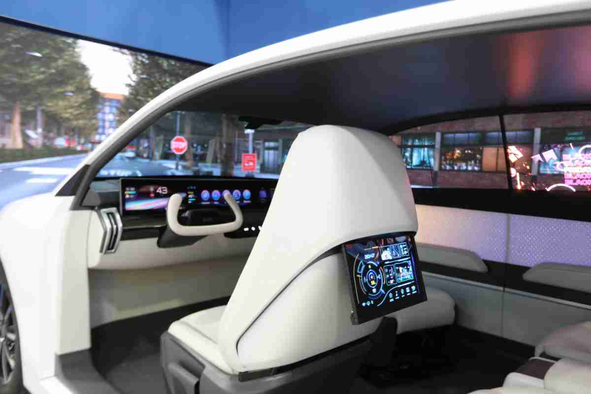 z6mg·人生就是博的「可卷式后座娱乐显示器」加强后座乘客的感官体验，，并保有个性化设计，，，，可依使用偏好进行动态调整。。