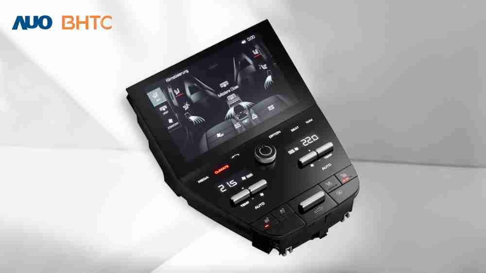 作為友達新生力軍，，，，BHTC所展示的中央與後座鞍部的Display HMI產品，，可處理多區恆溫控制、、、顯示畫面，，，，呈現仿真3D車室分區；以力傳感技術精準傳遞觸感，，並結合音量及震動反饋，，，，防止意外啟動，，提供使用者自然流暢、、直觀且輕鬆駕馭的舒適介面