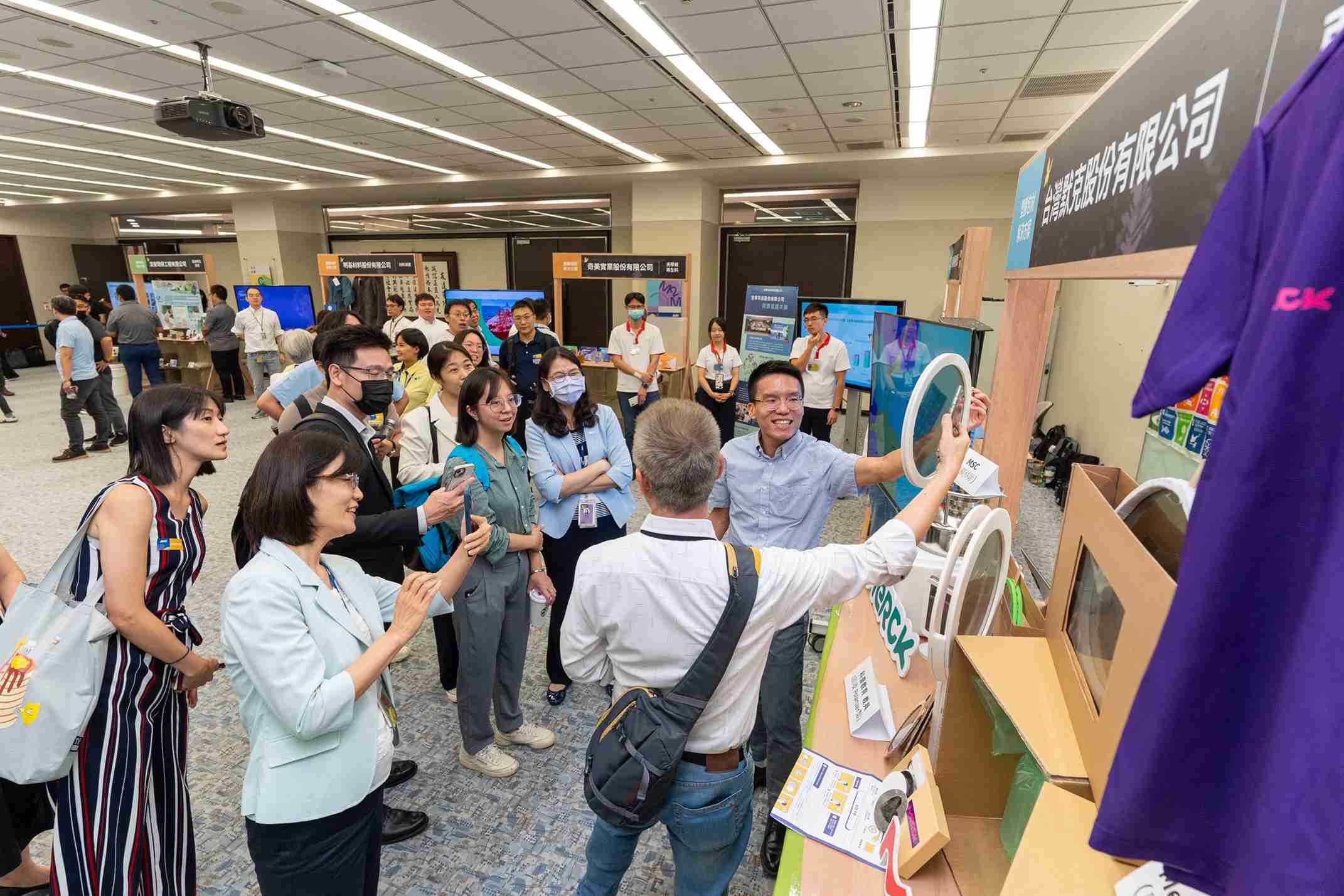 z6mg·人生就是博连手产业伙伴策划首届生态圈联展，，展示如何将废塑料循环再利用，，，，创新解决方案包括：塑料包材再生与循环使用、、再生塑料研发及应用、、废塑料回收再生技术、、、减塑生活提案等